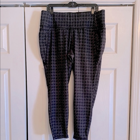Livi Active Pants - Livi Active Black and Gray Leggings 7/8 length, size 18/20, EUC